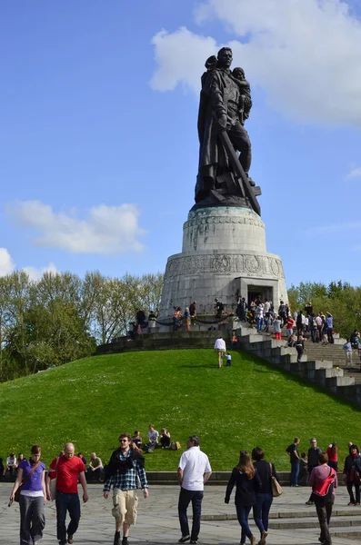 Berlin, deutschland - 09. Mai 2013: besucher besuchen sowjetisches kriegsdenkmal im treptower park — Stockfoto