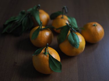 Masada birkaç olgun mandalina var.