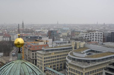 Berlin, Almanya - Mayıs 2013: Red City Hall 'daki katedralin çatısından şehir merkezinin görüntüsü