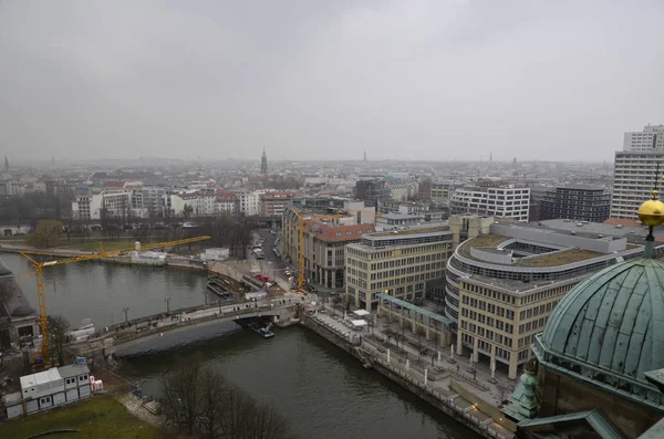 Berlin, Tyskland - Maj 2013: Utsikt över stadens centrum från taket till katedralen på Red City Hall — Stockfoto