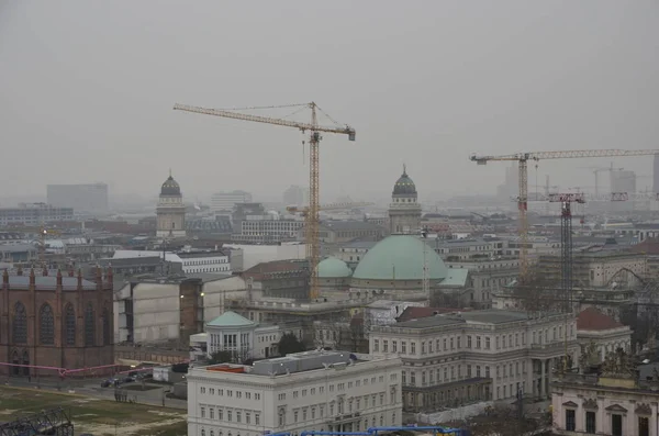 Berlin, deutschland - mai 2013: blick auf die innenstadt vom dach des doms auf das rote stadthaus — Stockfoto