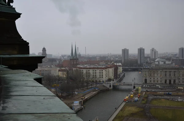Berlin, Tyskland - Maj 2013: Utsikt över stadens centrum från taket till katedralen på Red City Hall — Stockfoto