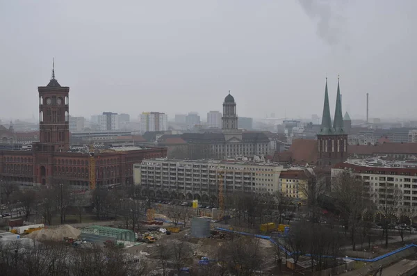 Berlin, deutschland - mai 2013: blick auf die innenstadt vom dach des doms auf das rote stadthaus — Stockfoto