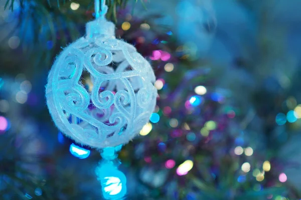 Рождественский фон с красивым белым открытым мячом — стоковое фото
