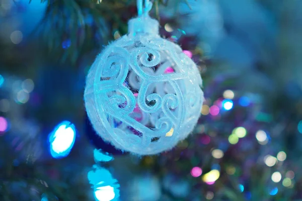 Рождественский фон с красивым белым открытым мячом — стоковое фото