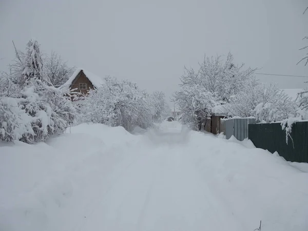Śnieżnobiała droga do wioski zimą — Zdjęcie stockowe