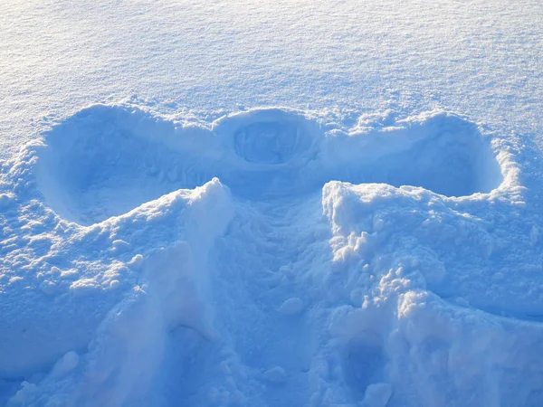 Sneeuwengel op pluizig sneeuw-entertainment voor kinderen en volwassenen — Stockfoto