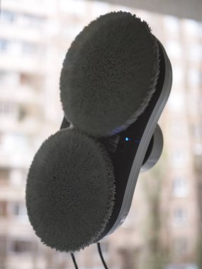 Yüksek bina açık havada elektrikli süpürge robot temizleme penceresi.