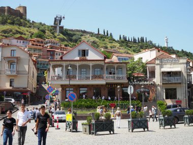 aileleri ile turistler manzaraları görmek için eski Tiflis merkezinde köprü üzerinde yürümek. Gürcistan, Tiflis - Haziran 2019