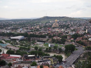 Tiflis şehri panoraması. Eski şehir, yeni Yaz Rike Parkı, Kura Nehri, Avrupa Meydanı ve Barış Köprüsü. Gürcistan, Tiflis - Haziran 2019