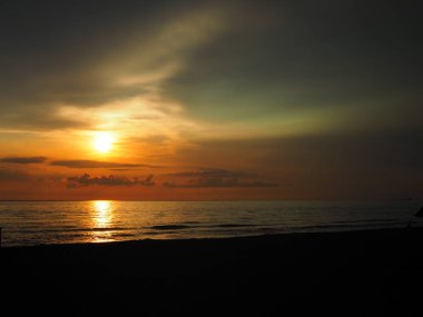 Suyun üstünde gün batımı. güzel doğal arkaplan