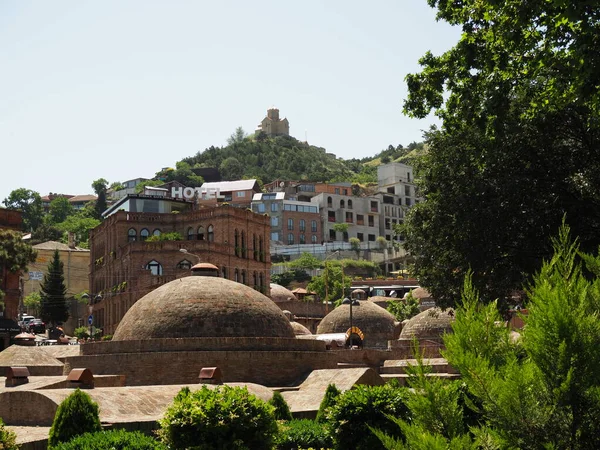 Abanotubani - antigo distrito de Tbilisi, Geórgia, conhecido por seus banhos sulfúricos. O telhado com cúpula de tijolo vermelho de salas de vapor. Geórgia, Tbilisi - junho de 2019 — Fotografia de Stock