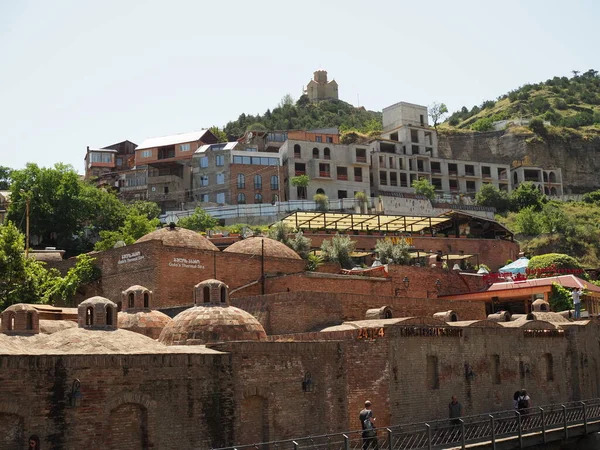 Abanotubani - antiguo distrito de Tiflis, Georgia, conocido por sus baños sulfúricos. El techo con cúpula de ladrillo rojo de las salas de vapor. Georgia, Tiflis - junio 2019 —  Fotos de Stock