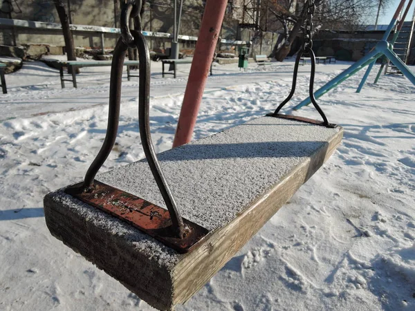 Lege schommel in de winter met sneeuw — Stockfoto