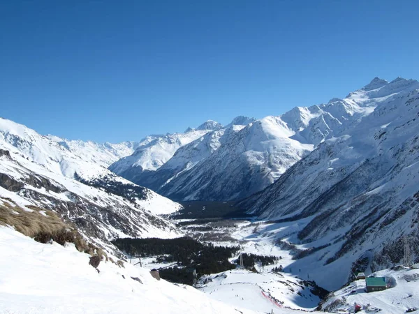 Sehr schöne Aussicht auf die schneebedeckten Berge bei klarem, sonnigem Wetter. — Stockfoto