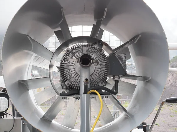 Duży przemysłowy wentylator elektryczny wentylacyjny odkryty — Zdjęcie stockowe
