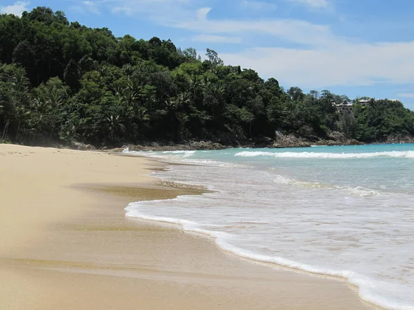 Bella spiaggia tropicale di sabbia bianca, Thailandia. Paradiso, vacanza — Foto Stock