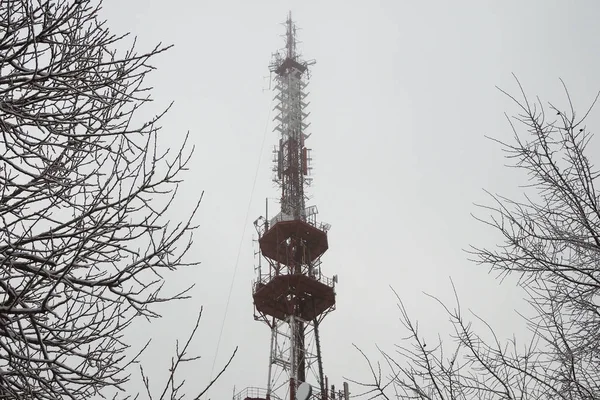 Torre de televisión en la cima de una colina. Horizontal . —  Fotos de Stock