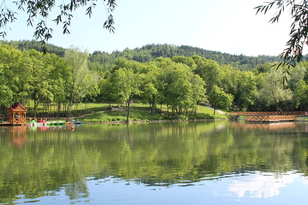 Lake in the forest, recreation area with boats and wooden gazebos and bridges — 스톡 사진