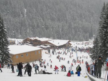 Bansko, Bulgaristan - Ocak 2011: Dağ manzarası. Kayak merkezi, Bansko, Bulgaristan. Kayak pisti. İnsanlar kışın karda kayak yapar. Çam Ormanı