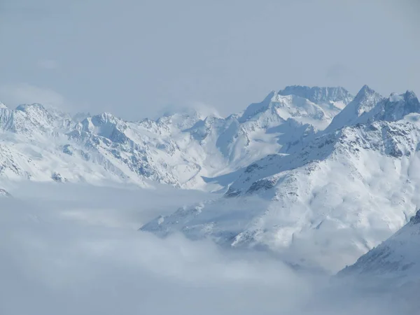 Cordillera sobre capa de nubes blancas. hermoso paisaje —  Fotos de Stock
