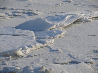 Buz kütleleri ve kar dokusu. Kış görüntüsü. Kar tabakasıyla kaplı buz kütleleri. Karla yakın çekim dokusu, kış arkaplanı kadar harika..