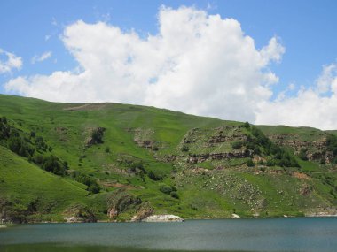 dağlarda mavi gölbakan güzel manzara. Elbrus bölgesinde Giggit Gölü.