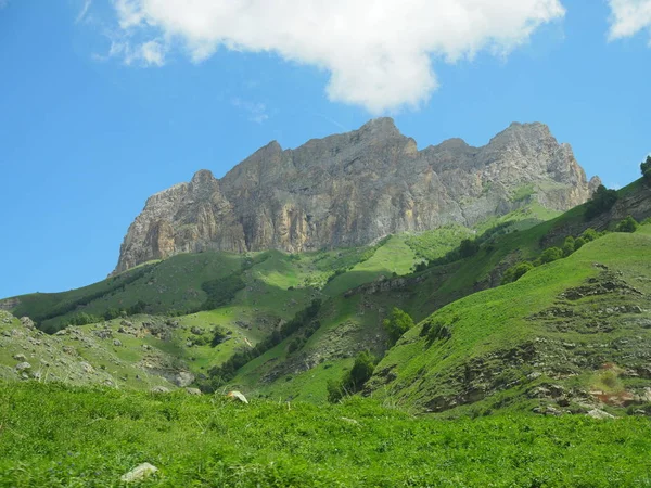 Corrente de montanhas ociosas que separa o vale de Funes do vale de Gardena, tomado do refúgio de Seceda, alpes italianos — Fotografia de Stock