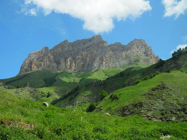 Corrente de montanhas ociosas que separa o vale de Funes do vale de Gardena, tomado do refúgio de Seceda, alpes italianos — Fotografia de Stock