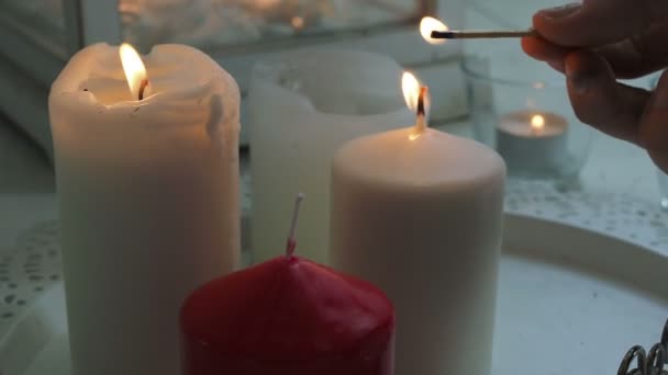 Frau Zündet Große Weiße Und Rote Kerzen — Stockvideo
