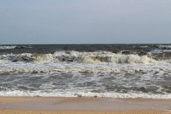 Wellen während eines Sturms am Asowschen Meer im Frühling — Stockfoto