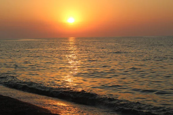 Gyönyörű naplemente a tenger felett nyáron — Stock Fotó