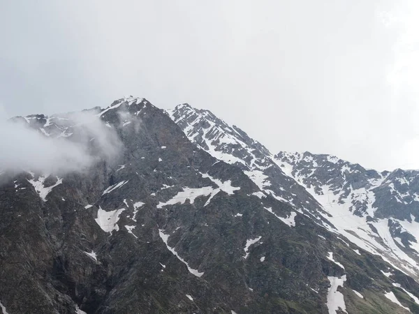 Nube se acerca a la cima de la montaña a gran altitud — Foto de Stock