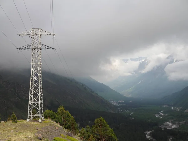 Linha de energia na montanha primavera no verão — Fotografia de Stock