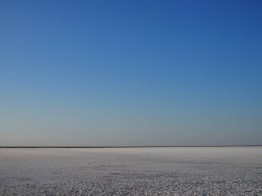 gün doğumunda tuzla kaplı gölün beyaz yüzeyi