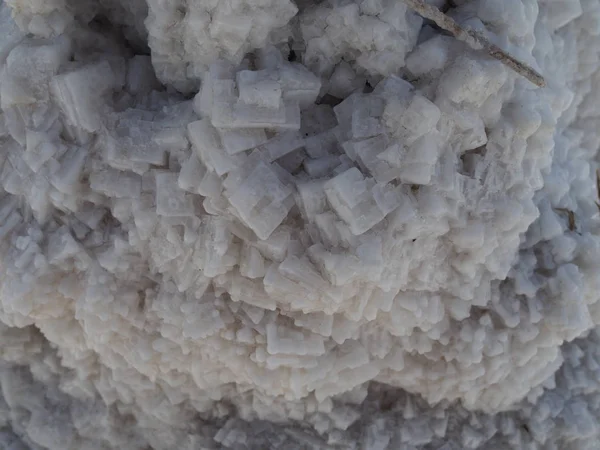 Bloque de sal, un enorme bloque de sal en el que los granos estructurados de sal son visibles —  Fotos de Stock
