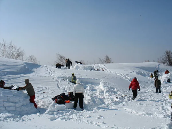 Grupo de personas está construyendo un iglú. Rusia, Saratov - marzo, 2012 — Foto de Stock