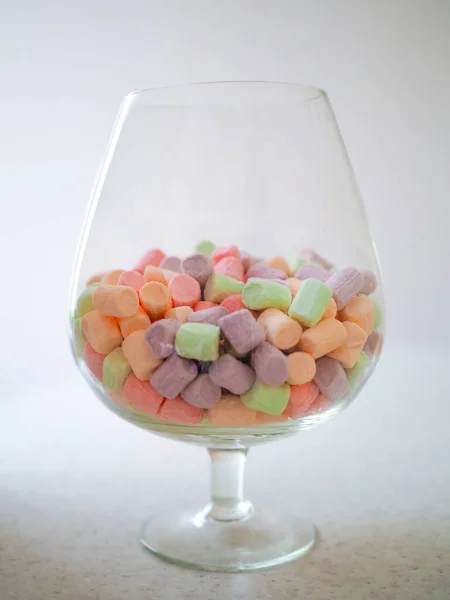 Απαλή marshmallow σε γυάλινο βάζο που απομονώνονται σε λευκό — Φωτογραφία Αρχείου