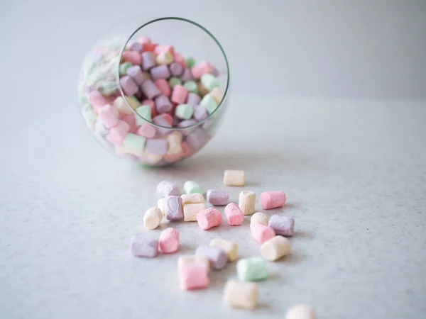 Szelíd marshmallow elszigetelt fehér üveg vázában — Stock Fotó
