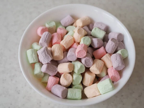 Um grupo de mini marshmallows em branco — Fotografia de Stock