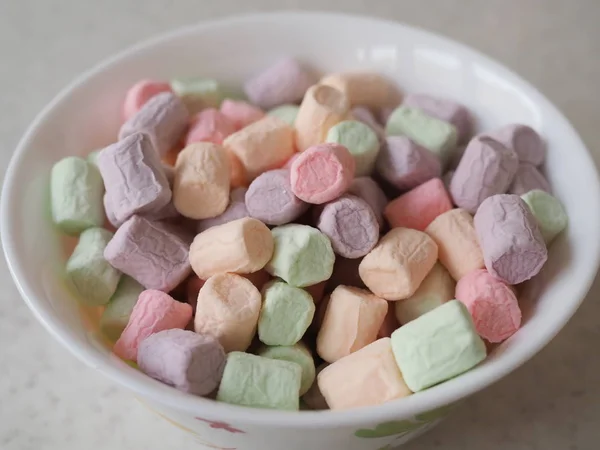 Um grupo de mini marshmallows em branco — Fotografia de Stock