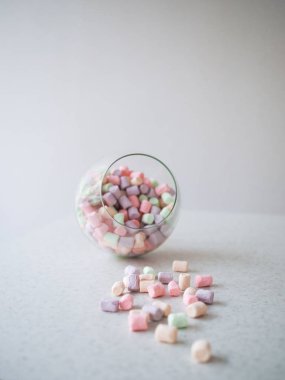 Cam Vazoda beyaz izole yumuşak şekerleme