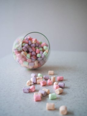 Cam Vazoda beyaz izole yumuşak şekerleme