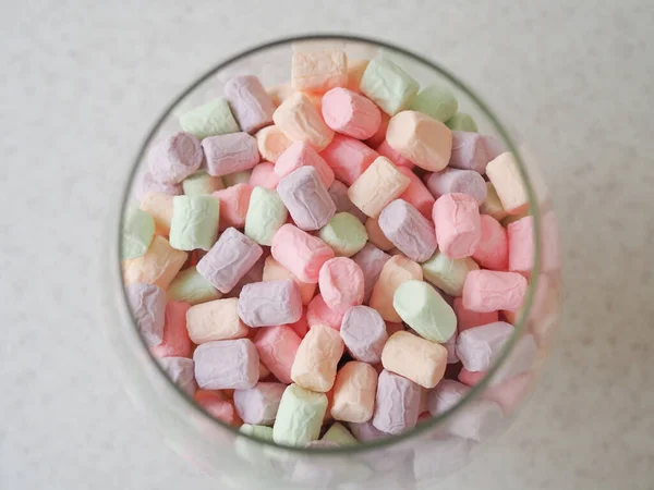 Szelíd marshmallow elszigetelt fehér üveg vázában — Stock Fotó