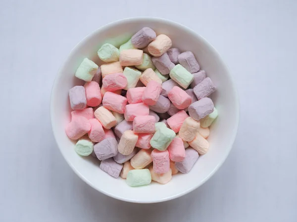 Skupina mini marshmallows na bílém — Stock fotografie