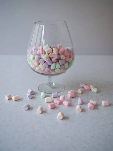 Marshmallow suave em vaso de vidro isolado em branco — Fotografia de Stock