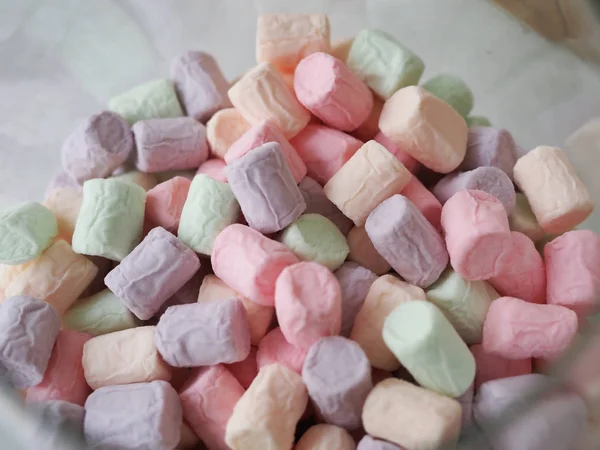 Bakgrund eller konsistens av färgglada mini marshmallows — Stockfoto