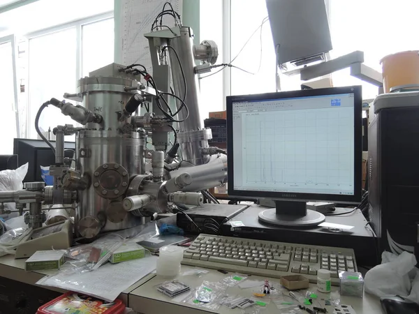 Espectrômetro de massa em um close-up de laboratório. Rússia, saratov - março 2019 — Fotografia de Stock