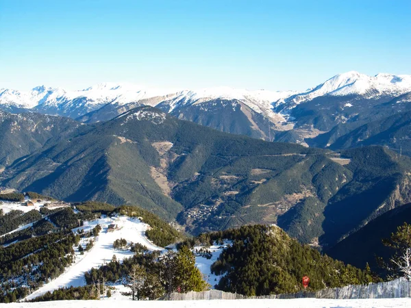 Panorama vinter snö landskap bergsutsikt i Andorra, dalen Pyrenéerna berg, Sydeuropa. Andorra är ett känt turistmål. Lyxig fantastisk resort för skidåkning och vintervila — Stockfoto