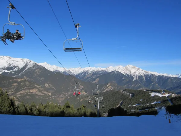 Elevador de cadeiras de montanha em Andorra. Sul da Europa, Andorra, - dezembro de 2011 — Fotografia de Stock